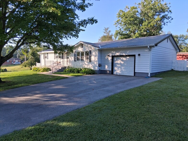 Primary Photo - 1424 Hawkins Dr