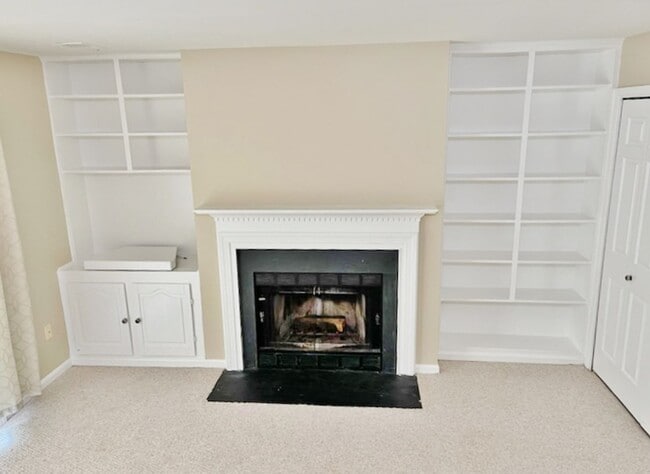 Building Photo - Updated, all brick 3 level townhouse pet friendly townhouse for rent!