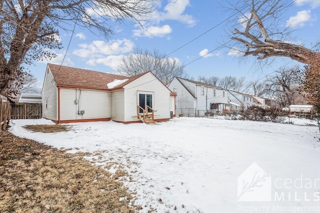 Building Photo - Large 3 Bedroom Ranch w/ Extra Space