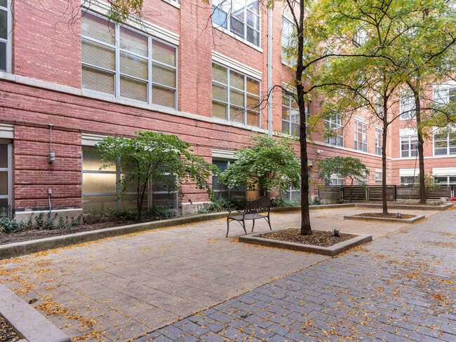 Building Photo - 1735 N Paulina St