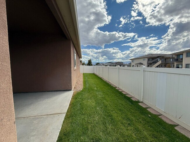 Building Photo - Beautiful 4 bedroom, 2 bath, 3 car garage ...