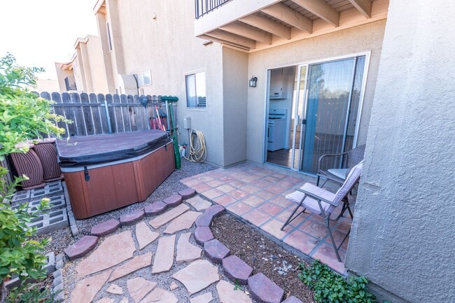 Building Photo - Cozy Condo! 2 Bedroom, 1 Bath, Washer & Dryer and Jacuzzi included!