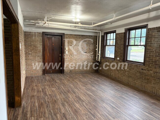 Building Photo - 210-148 Walnut-