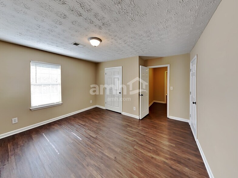 Building Photo - 685 Oxford Hall Dr SW