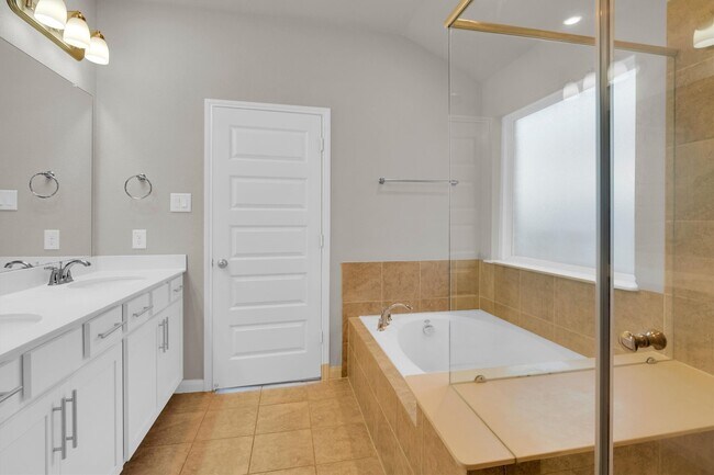 Building Photo - 2421 Bear Crk Dr