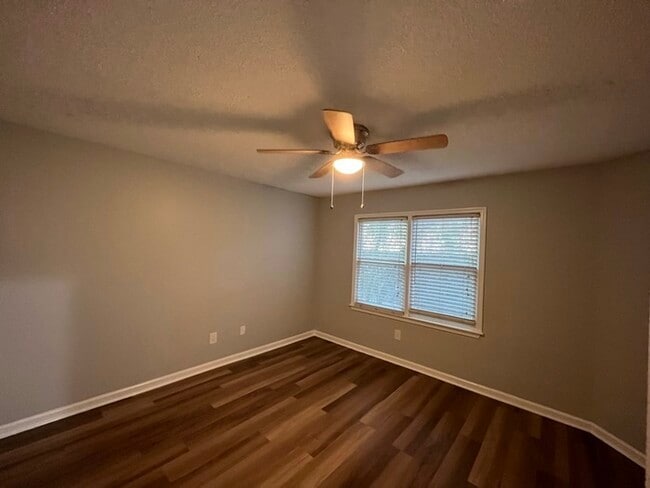 Building Photo - Renovated 1 bed 1 bath condo in gated comm...