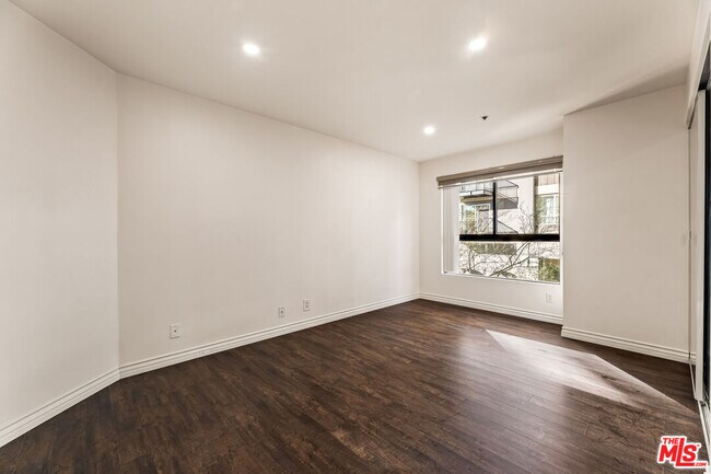 Building Photo - 727 S Ardmore Ave