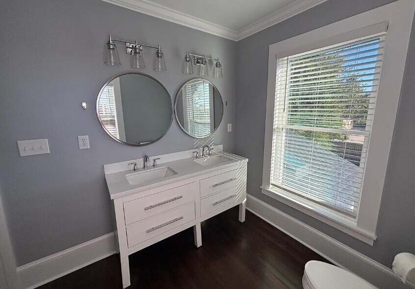 Building Photo - 313 W Fisher Ave