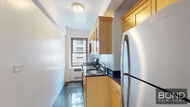 Building Photo - 141 E 56th St
