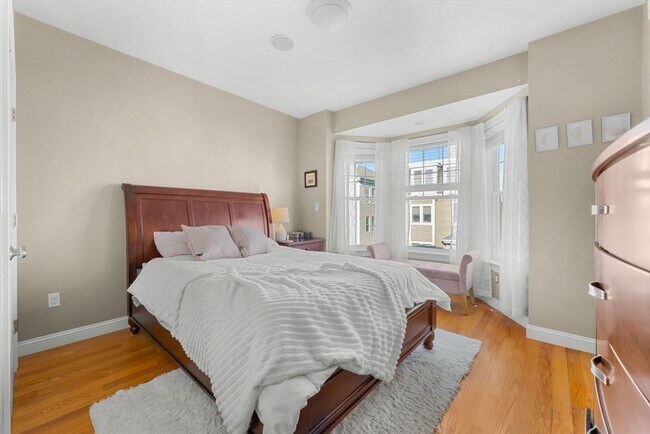 Building Photo - 619 E 3rd St