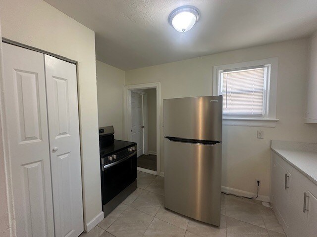 Building Photo - Updated 3BR Home with Fenced Yard & Garage