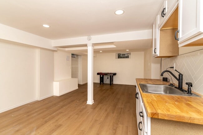 Building Photo - 1800 Lark Ln