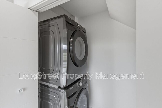 Building Photo - 818 S 19th St