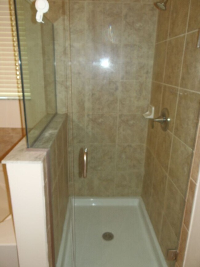 Building Photo - Spacious 4/2/2 home in south St Petersburg