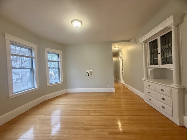 Building Photo - 172 Maplewood St