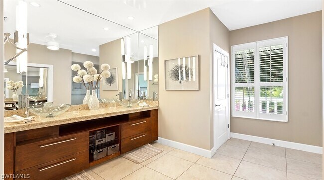 Building Photo - 877 7th St S