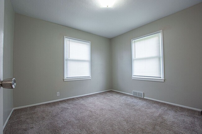 Building Photo - Cute 3 Bedroom / 1 Bath Home with Washer a...