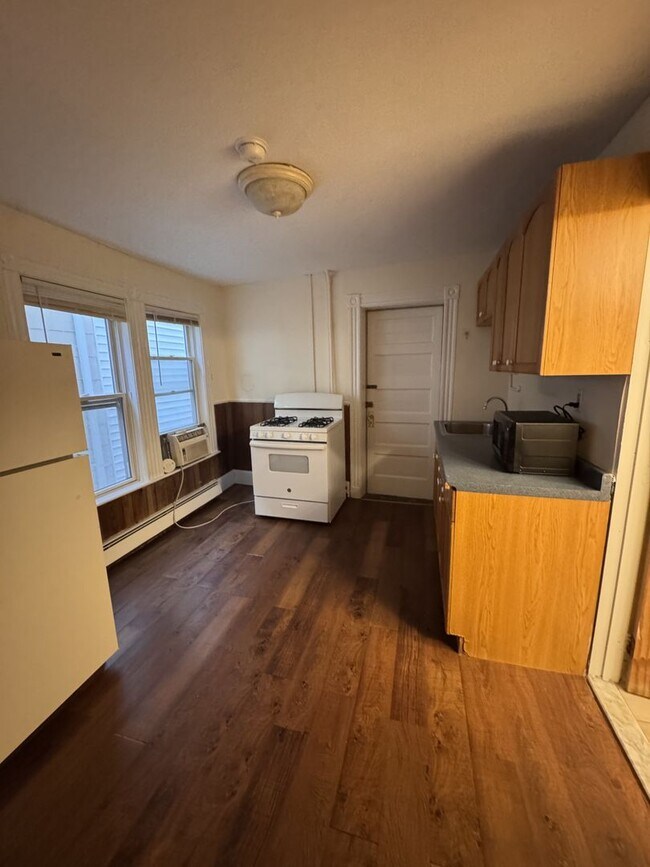 Building Photo - 1bed apartment in Watertown available in 9/1
