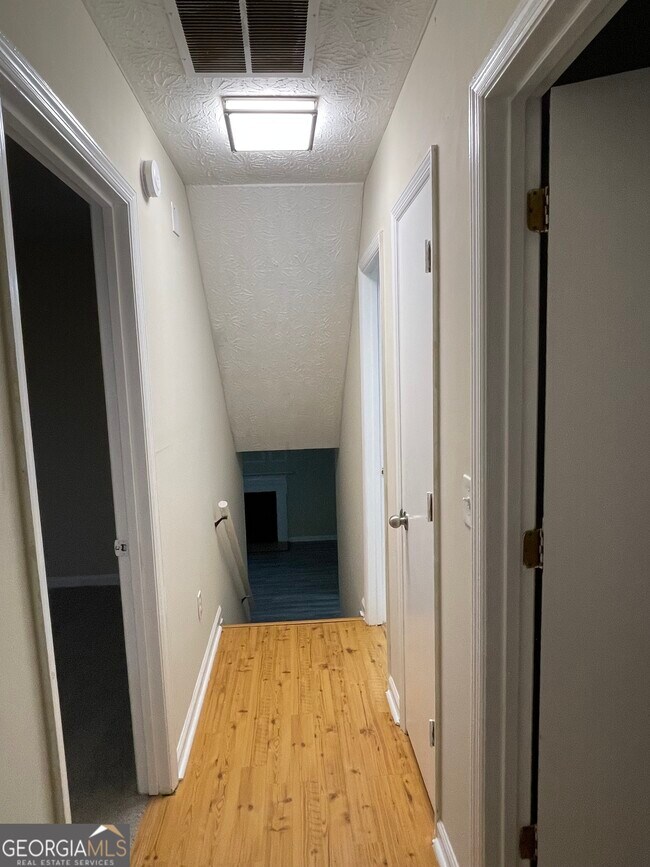 Building Photo - 1530 Pin Oak Ln SE