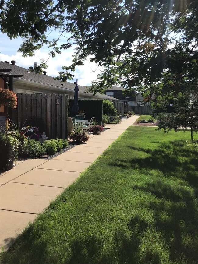 Building Photo - Very Well Maintained Apartment - One Floor...