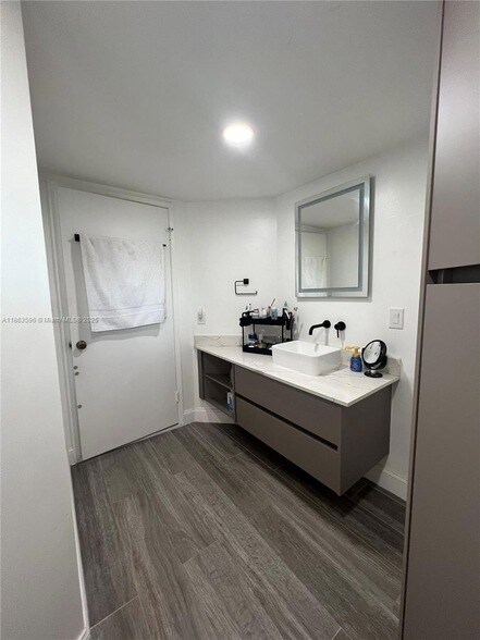 Building Photo - 15549 Miami Lakeway N