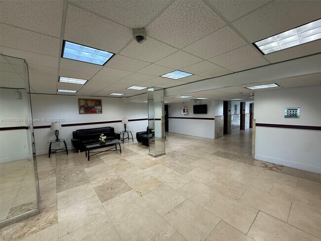 Building Photo - 4174 Inverrary Dr