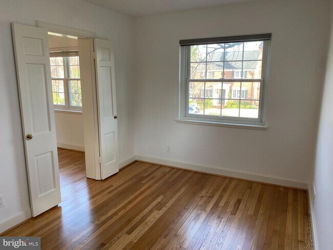 Building Photo - 716 N Overlook Dr