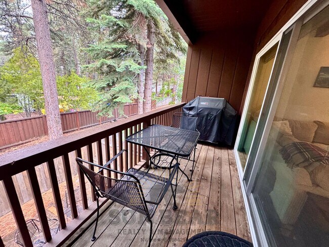 Building Photo - Beautiful furnished 3 bedroom! Great Location!