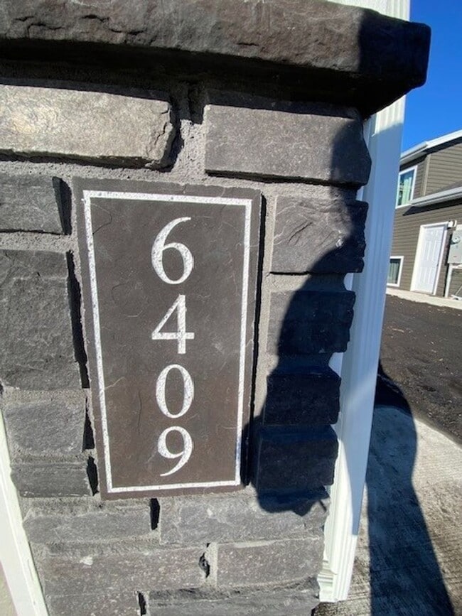 Building Photo - Beautiful home located in fast-growing Horace, ND.