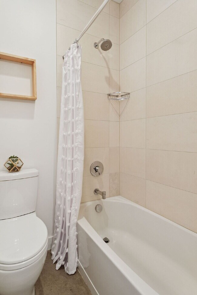 Building Photo - Spacious 5-Bed / 4-Bath home in LoHi for rent
