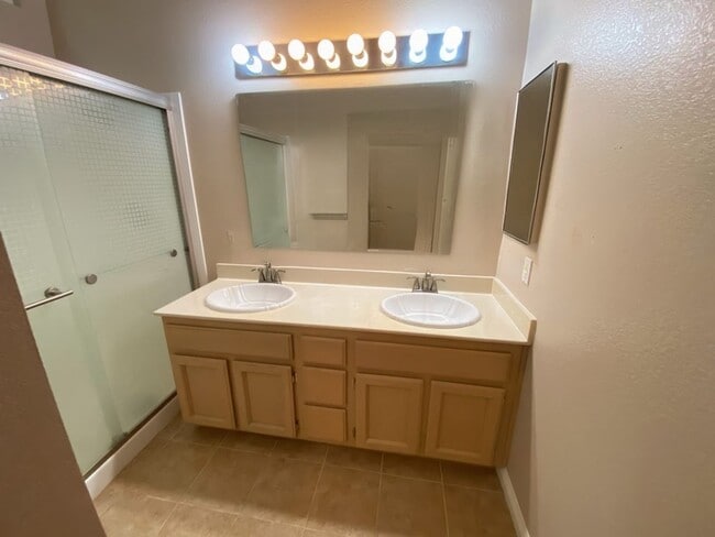 Building Photo - Charming Antelope Home