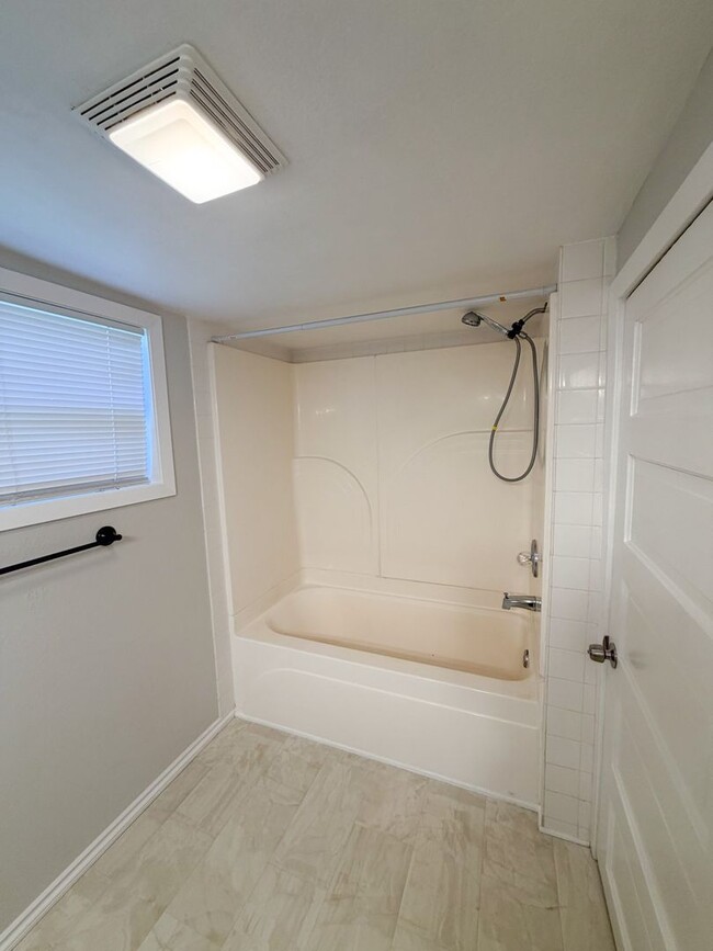 Building Photo - 2 BED, 1 BATH HOUSE