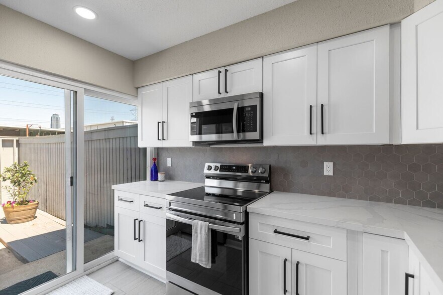 Building Photo - 5094 Glenmont Dr