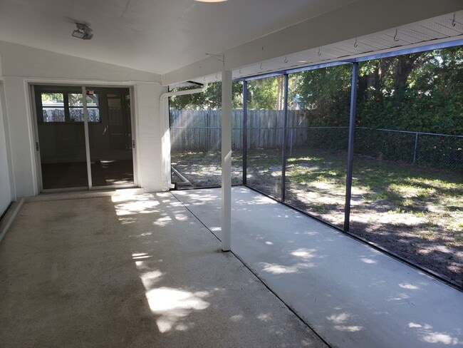 Building Photo - Centrally Located Sarasota 2-bedroom Home ...