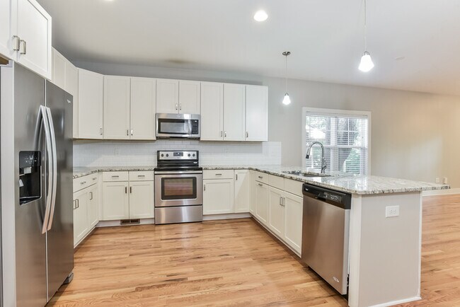 Building Photo - 2022B Greenwood Cir