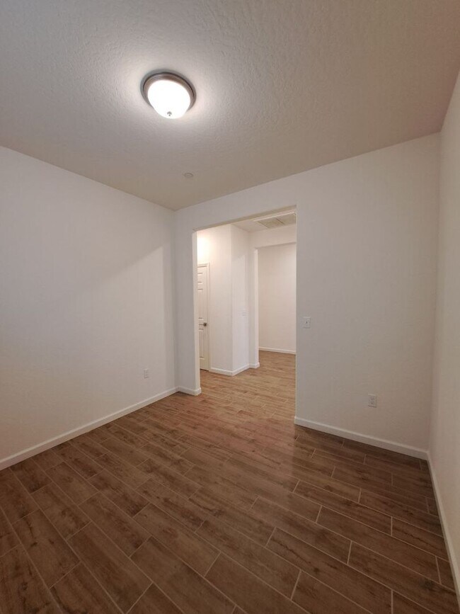 Building Photo - 3 Bedroom Home Near Armstrong & Olive!