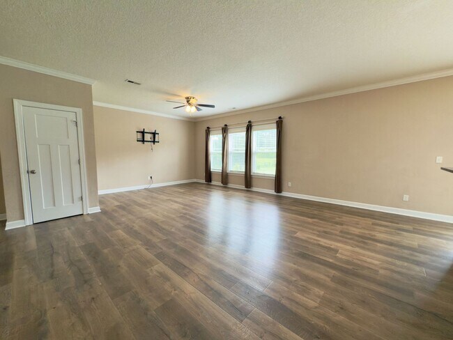 Building Photo - Newer Home