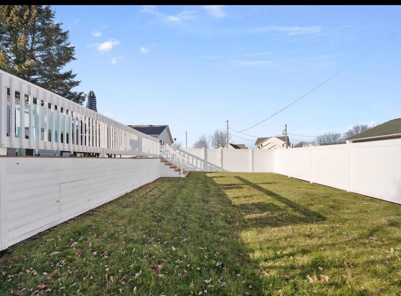 HUGE fenced in backyard - 9202 E Lilac Ln