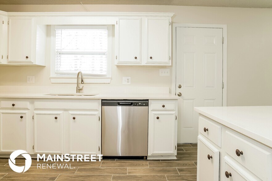 Building Photo - 160 Oak Forest Dr