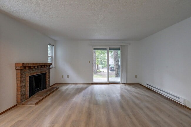 Building Photo - Updated 2 Bedroom Bellevue Condo is Available!