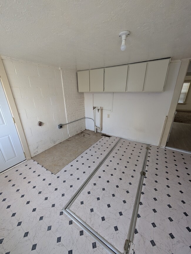 Building Photo - 207 E 100 N