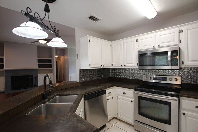 Building Photo - COMING SOON! Stunning 3 Bed 2 Bath Home in Lindale ISD!