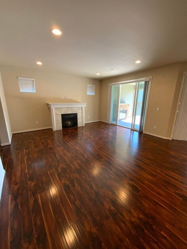 Building Photo - AVAILABLE NOW!! Puyallup 4bdr 2.5bath home...