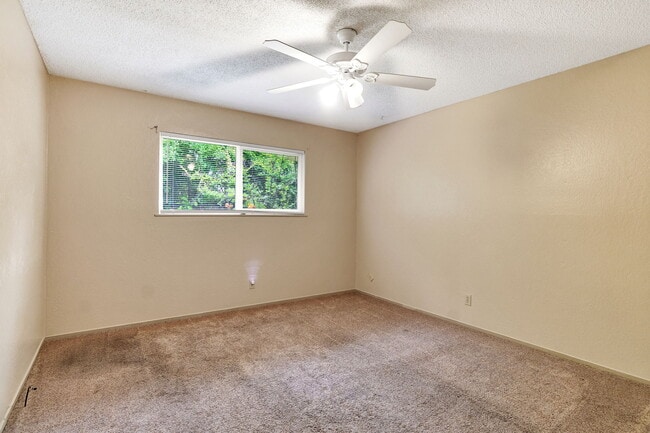 Building Photo - 1564 E Escalon Ave