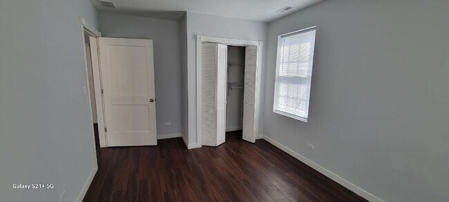 Building Photo - 7441 N Rogers Ave