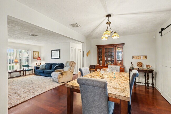 Building Photo - 108 Delvalle St