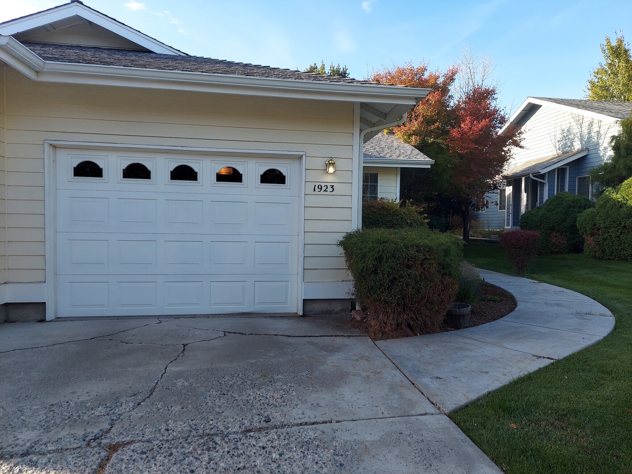 Building Photo - 1923 NE Derek Dr