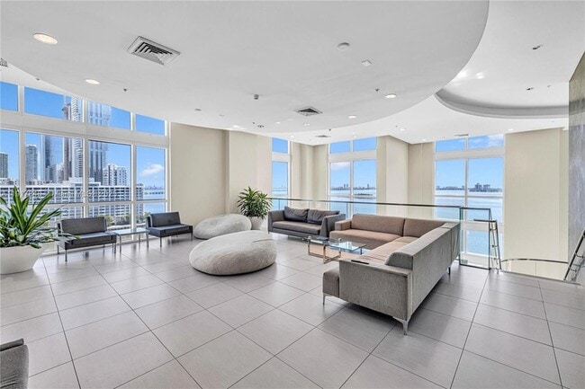 Building Photo - 1900 N Bayshore Dr