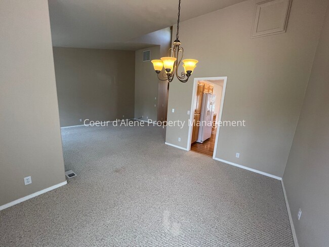 Building Photo - 2 bed, 2 bath townhouse near Avondale Golf...