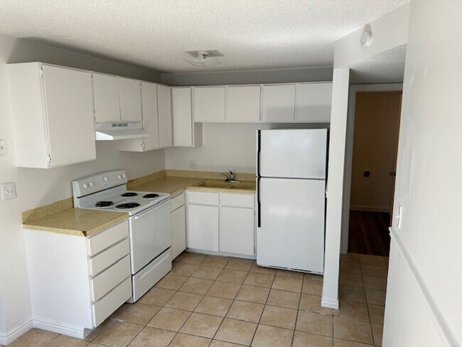 Building Photo - Great Roy Condo